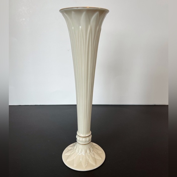 Lenox Ivory Bud Vase trimmed in Gold - Picture 1 of 8